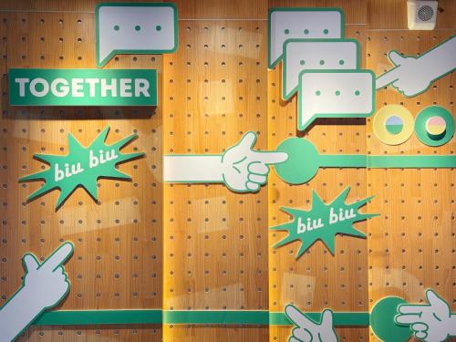 a wooden wall with speech bubbles and hands gestures at together hotel Hualien Zhongshan in Hualien City