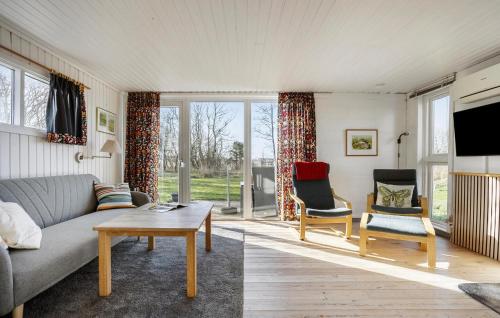 un soggiorno con un divano e due poltrone di Three-Bedroom Holiday Home In Strandby a Strandby