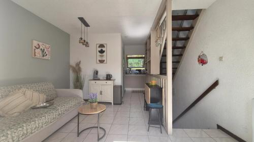 - un salon avec un canapé et un escalier dans l'établissement Appartement confortable à Bœrsch, 30 m² avec piscine, à Bœrsch