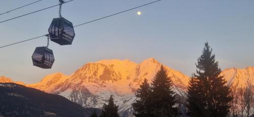 a ski lift with a mountain in the background at Le Tête Pied Centre/Télécabine Saint-Gervais in Saint-Gervais-les-Bains