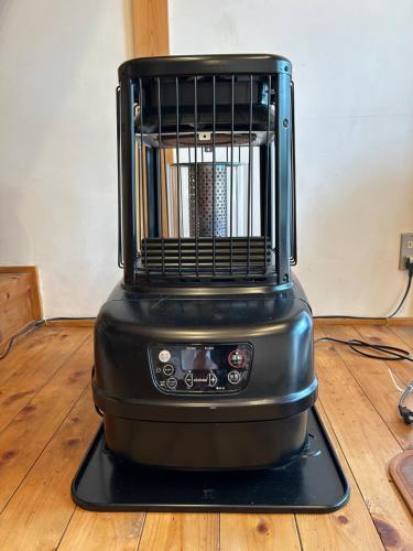 a black blender sitting on top of a wooden floor at えん東吉野 in Kami-ukashi
