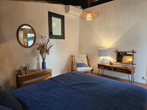 une chambre avec un lit, un bureau et un miroir dans l'établissement Villa avec patio et Pool House, à Saint-Nazaire