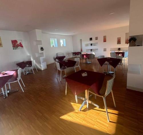 a dining room with tables and chairs in a room at Bisus de Jara in Tuili