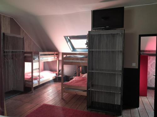 Cette chambre comprend 3 lits superposés et une télévision. dans l'établissement annexe du manoir, à Condé-sur-Noireau