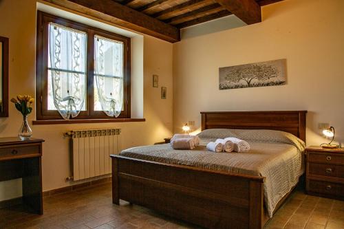 a bedroom with a bed with two towels on it at Agriturismo Le Chiocciolaie - Appartamento 2 in Podere Cernaia