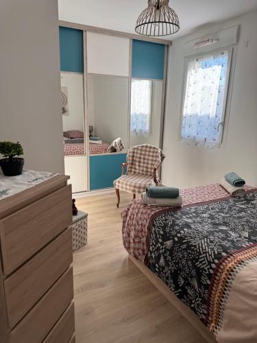 une chambre avec un lit, une commode et une chaise dans l'établissement Le Secret des Collines - South facing balcony, à Aix-les-Bains