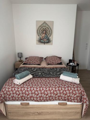 une chambre avec deux lits et un tableau au mur dans l'établissement Le Secret des Collines - South facing balcony, à Aix-les-Bains