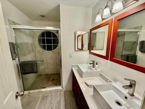 un baño con lavabo y ducha en Grand Laguna 3BR Penthouse Near Disney Parks, en Kissimmee