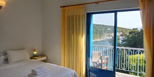 a bedroom with a bed and a balcony with a view at San Giorgio in Gaios