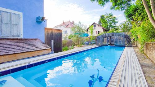 une piscine dans l'arrière-cour d'une maison dans l'établissement Comme chez soi 1, à Annecy