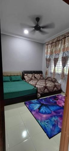 a room with two beds and a ceiling at d'esaku homestay in Penaga