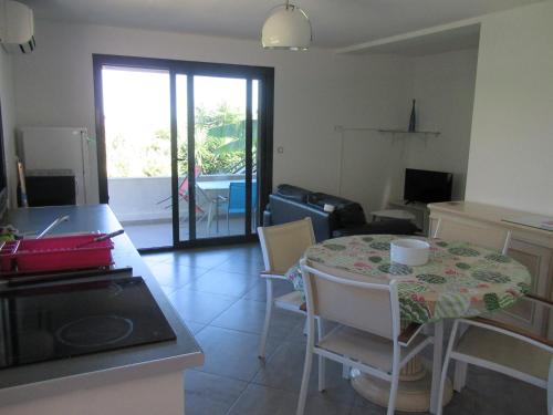 une cuisine et une salle à manger avec une table et des chaises dans l'établissement Casa fiurita bastia, à Bastia