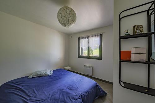 une chambre avec un lit bleu et une fenêtre dans l'établissement Casa fiurita bastia, à Bastia