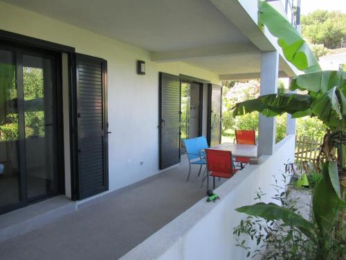 d'un balcon avec une table et des chaises. dans l'établissement Casa fiurita bastia, à Bastia