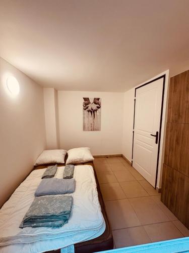 - une petite chambre avec un lit et une porte dans l'établissement Magnifique appartement 6 personnes, à Agde