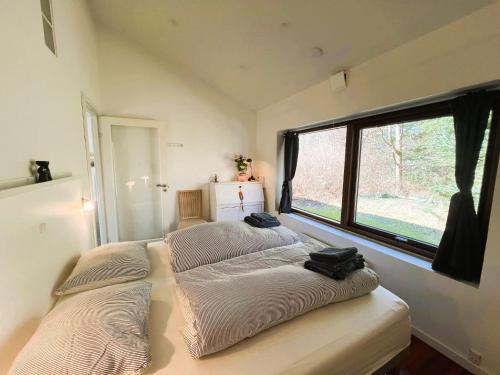 Postel nebo postele na pokoji v ubytování Wellness Oase med Sauna, Fodbad og Højhastighed Internet i Naturens Fred og Ro