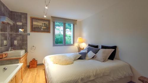 - une chambre avec un lit, un lavabo et une baignoire dans l'établissement Comme chez soi 1, à Annecy