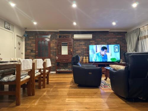 TV a/nebo společenská místnost v ubytování Jalynn homestay