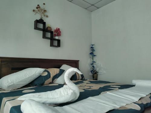 a bed with a swan made out of towels at SERENE Homestay , Kegalle in Rambukkana