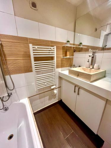 une salle de bain avec un lavabo, une baignoire et un miroir dans l'établissement Apt Chic with view on Collines de Marcel Pagnol Wifi free parking and clim, à Marseille