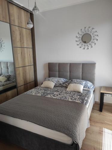Posteľ alebo postele v izbe v ubytovaní MAZURSKA DAMA LUXURY APARTAMENT
