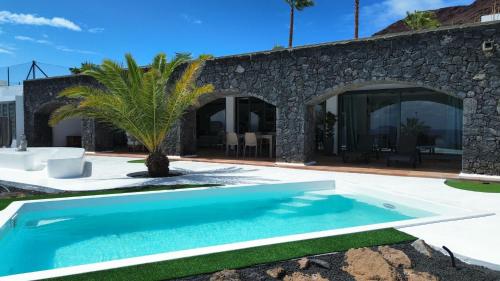 Villa Los Arcos, piscina privada climatizada y jacuzzi con maravillosas vistas al islote de Lobos
