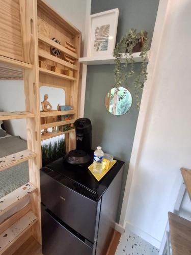 - une cuisine avec un poêle noir dans la chambre dans l'établissement Suite Familiale près de Disney !, à Montévrain