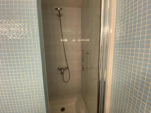 une douche dans une salle de bain avec une porte vitrée dans l'établissement Appartement 4 couchages CAP D'AGDE NATURISME CN030-309, au Cap d'Agde
