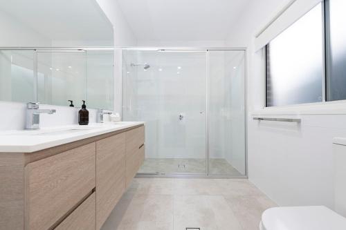 Bilik mandi di Hamptons Executive Retreat