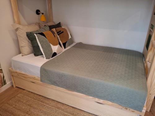 - un lit dans une petite chambre avec un matelas dans l'établissement Suite Familiale près de Disney !, à Montévrain