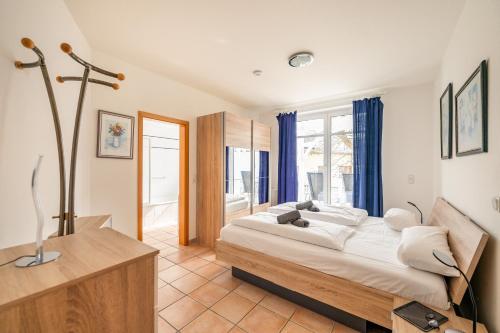 una camera da letto con un letto grande in una stanza di Villa Hildegard Appartement 4 a Binz