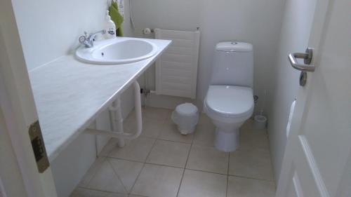 Un baño de Brúnalaug Guesthouse - Holiday Home