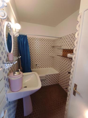 une salle de bain avec un lavabo, des toilettes et une baignoire dans l'établissement Appartement f1 en maison calme, à Amancy
