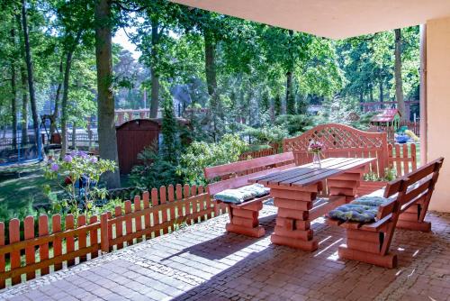 Κήπος έξω από το Apartamenty Kornel