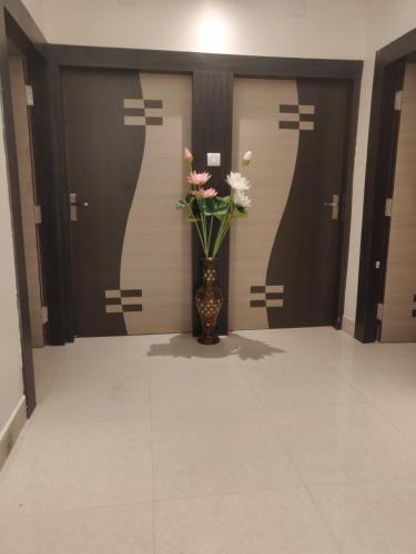 a vase of flowers in the middle of a hallway at Ls palace in Bhubaneshwar
