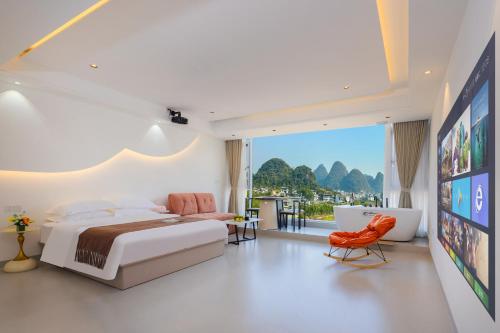 Postel nebo postele na pokoji v ubytování Yangshuo Shiqing Yuewan Hotel