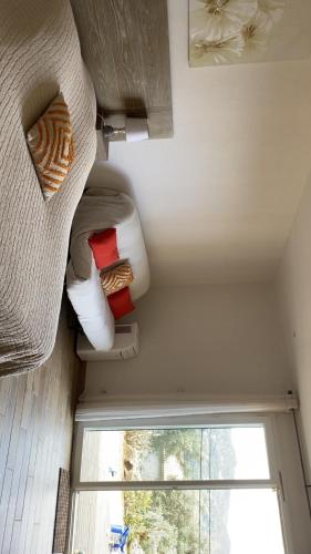 une chambre avec un plafond, une fenêtre et des serviettes dans l'établissement Le Petit paradis, à Aregno