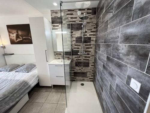 une salle de bain avec une douche avec une porte vitrée dans l'établissement Studio 2 couchage Cap d'Agde Naturisme CN040-633, au Cap d'Agde