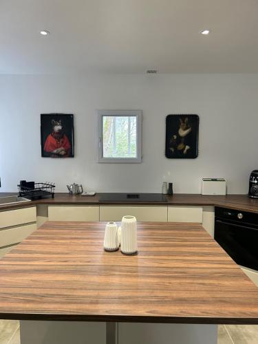 une cuisine avec une table en bois au milieu dans l'établissement MAISON de VILLE COSY EN PLEIN COEUR DE GRAMAT, à Gramat