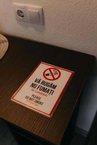 a no parking sign on top of a table at Pensiunea Pictorilor in Baia Mare