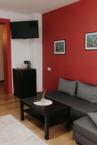 a living room with a couch and a coffee table at Pensiunea Pictorilor in Baia Mare