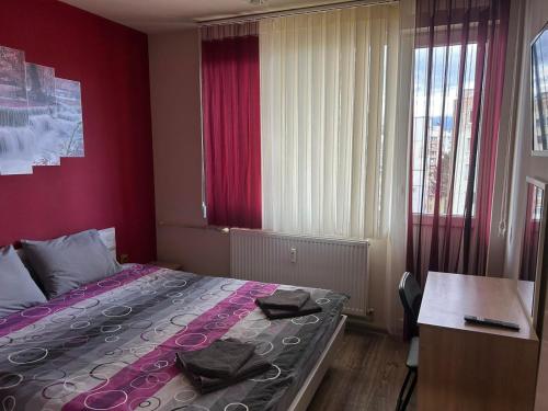 Ένα ή περισσότερα κρεβάτια σε δωμάτιο στο Heart of Pernik apartment 2