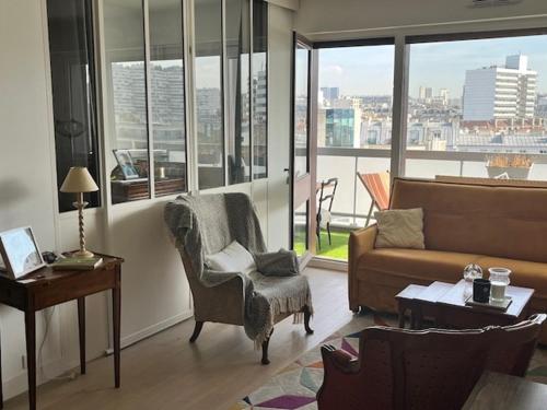 un salon avec un canapé et une chaise dans l'établissement 4-bed apartment PARIS 12, à Paris
