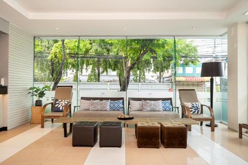 a living room with a table and chairs at Synsiri Ladprao 130 in Ban Bang Toei (1)