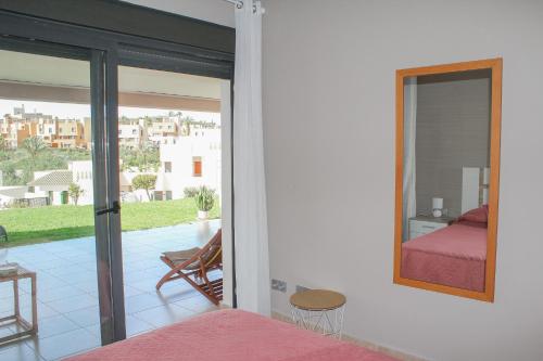 Ένα ή περισσότερα κρεβάτια σε δωμάτιο στο LUXURY RELAX Valle del Este golf y playa con vistas a piscina