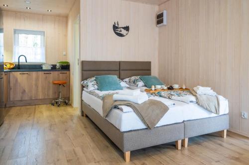 Postel nebo postele na pokoji v ubytování Apartament nad jeziorem Strykowskim