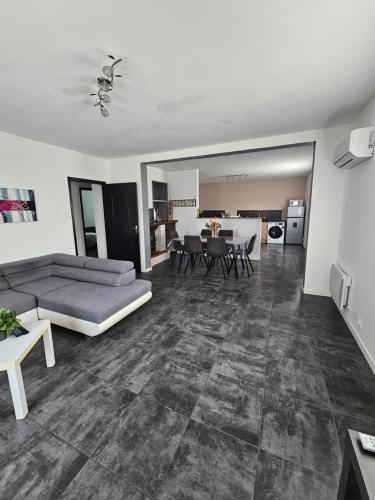 un salon avec un canapé et une table dans l'établissement Gîte des Cyprès, à La Garde-Adhémar