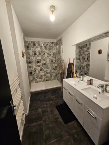 un baño con lavabo y ducha en Gîte des Cyprès, en La Garde-Adhémar