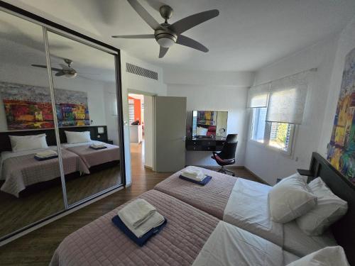 Ένα ή περισσότερα κρεβάτια σε δωμάτιο στο Urban oasis next to the beach