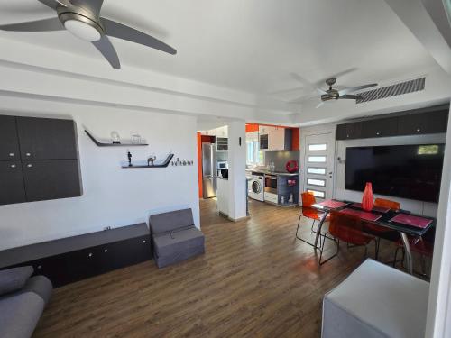 Η κουζίνα ή μικρή κουζίνα στο Urban oasis next to the beach